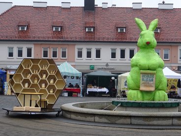 Kiermasz Wielkanocny w Wieluniu. Mimo chłodu i deszczu przyszło sporo osób